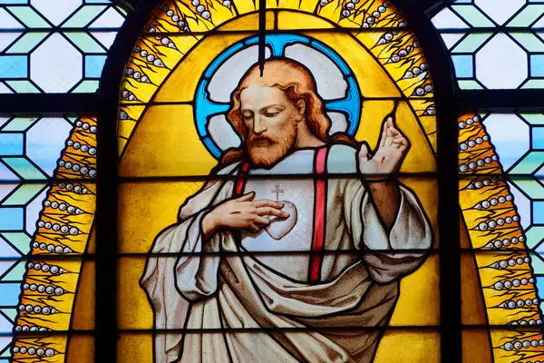 Paris, FRANCE - 09-12-2024: İsa 'nın Kutsal Kalbinin lekeli camları