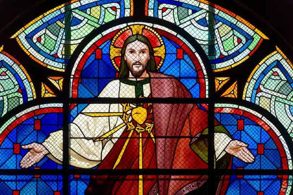 Paris, FRANCE - 09-13-2024: İsa 'nın Kutsal Kalbinin lekeli camları