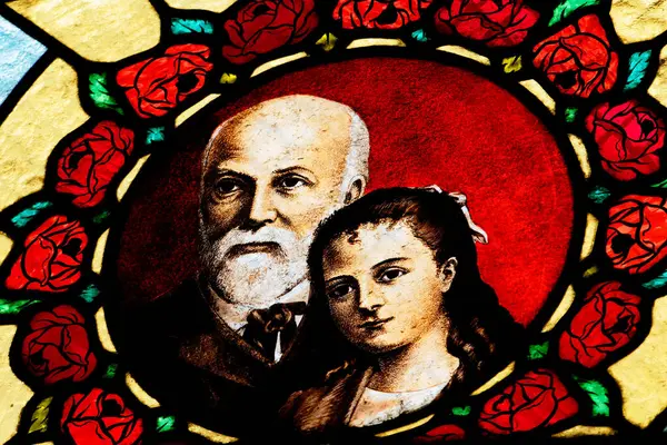 Paris, FRANCE - 09-13-2024: Saint Louis ve Sainte Zlie Martin 'in lekeli camları, Lisieux Therese veya Therese de Lisieux' nun babası ve annesi.