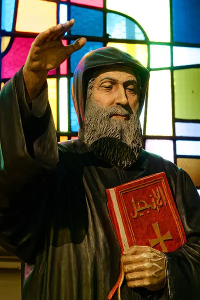Paris, FRANCE - 09-13-2024: Saint Charbel Makhlouf heykeli. Roma Katolik Kilisesi 'nin Lübnanlı Azizi.