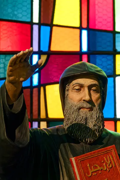 Paris, FRANCE - 09-13-2024: Saint Charbel Makhlouf heykeli. Roma Katolik Kilisesi 'nin Lübnanlı Azizi.