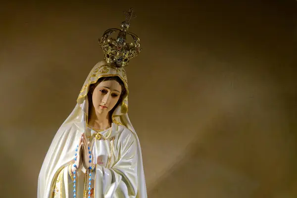 Paris, FRANCE - 09-14-2024: Bakire Meryem Anıtı, Fatima Hanımefendimiz, birleşmiş ve taç giymiş