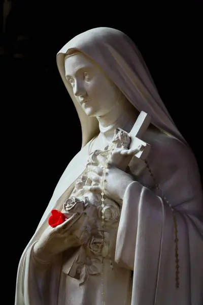 Paris, FRANCE - 09-27-2024: Lisieux St. Therese 'nin eski heykeli veya Lisieux Therese de Lisieux, Carmelite rahibesi ve Roma Katolik Kilisesi' nin azizi.