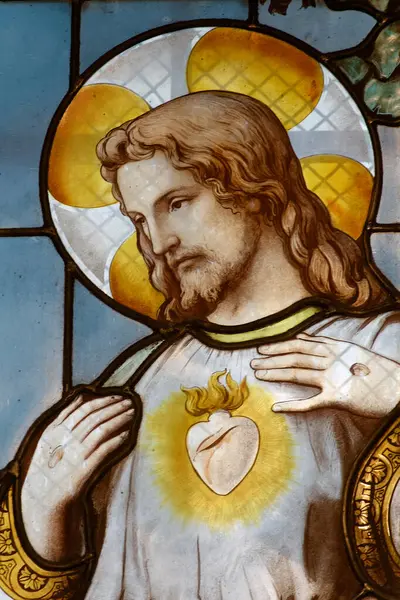 Paris, FRANCE - 09-27-2024: İsa 'nın Kutsal Kalbi' nin lekeli camları (19. yüzyıl). 