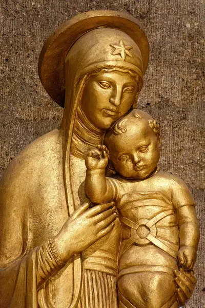 Paris, FRANCE - 09-27-2024: Kutsal Bakire Meryem 'in heykeli (20. yüzyılın başları) İsa' yı kollarında tutuyor. 
