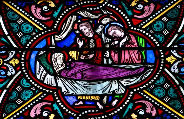 Paris, FRANCE - 09-28-2024: İsa 'nın Mucizesi' nin lekeli camları: Aziz Peter 'ın kayınvalidesinin ateşinin iyileşmesi. 