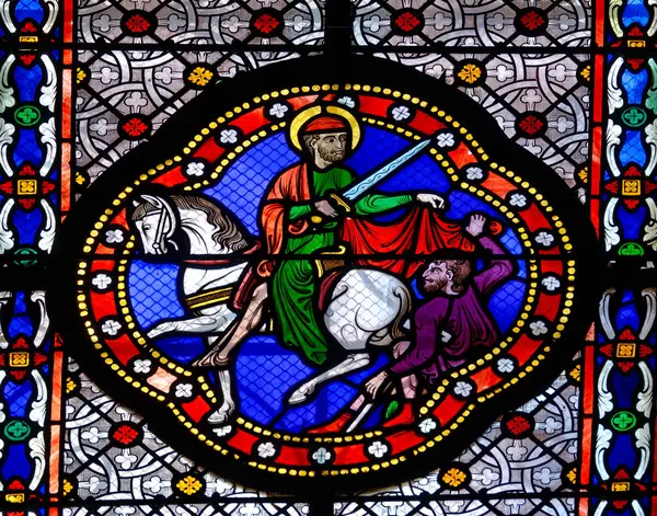 Paris, FRANCE - 09-28-2024: Turist Aziz Martin 'in leke camları bir dilenci için pelerininin bir parçasını kesiyor. Roma Katolik Kilisesi 'nin azizi.. 