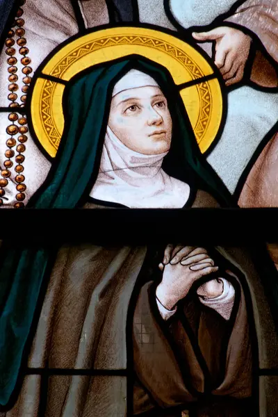 Saint Ouen, FRANCE - 09-29-2024: Saint Colette veya Colette de Corbie 'nin lekeli camları. Fakir Clares 'in Fransız başrahibesi ve Roma Katolik Kilisesi' nin azizi.. 