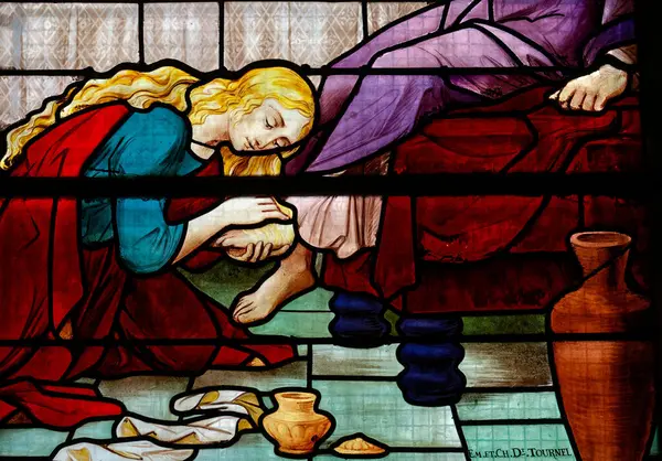 Pantin, FRANCE - 09-29-2024: Aziz Mary Magdalene 'in lekeli camları (1926) İsa' nın ayaklarını parfüm ve saçlarıyla yıkıyor..
