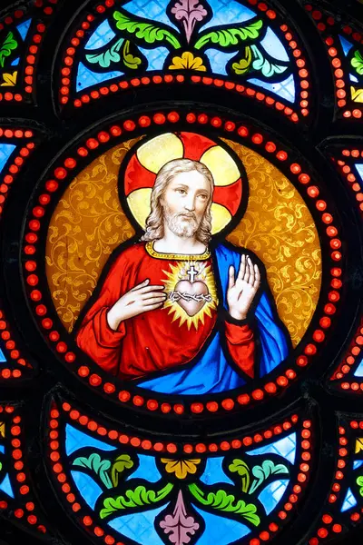 Paris, FRANCE - 10-14-2024: İsa 'nın Kutsal Kalbi' nin lekeli camları (19. yüzyıl)
