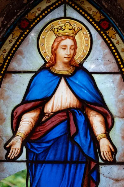 Paris, FRANCE - 10-14-2024: Bakire Meryem 'in kutsanmış camları (19. yüzyıl). 