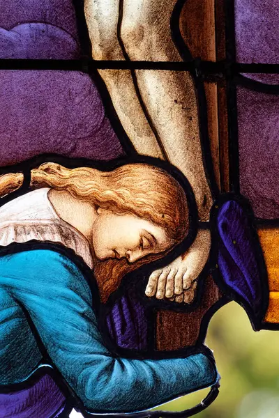 Paris, FRANCE - 10-14-2024: Çarmıhtaki Aziz Mary Magdalene 'nin lekeli camları (19. yüzyıl). 