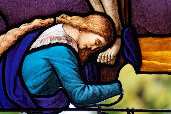 Paris, FRANCE - 10-14-2024: Çarmıhtaki Aziz Mary Magdalene 'nin lekeli camları (19. yüzyıl). 