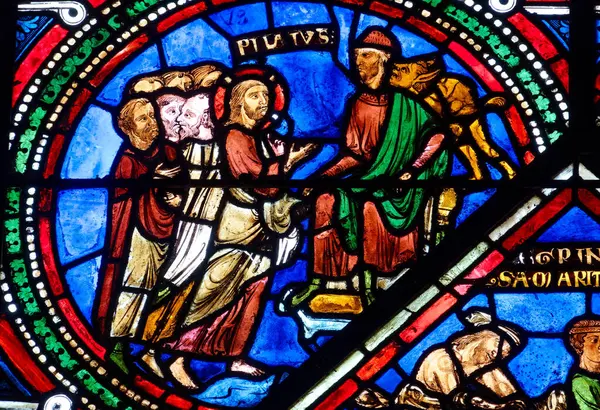 Sens, FRANCE - 10-15-2024: İsa 'nın Tutkusu' nun lekeli camları (16. yüzyıl): Pontius Pilatus 'un önündeki İsa.