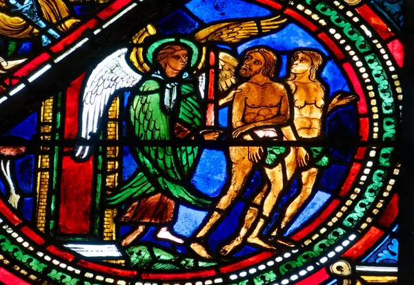 Sens, FRANCE - 10-15-2024: Adem ve Havva 'nın 16. yüzyıldan kalma lekeli camları. 