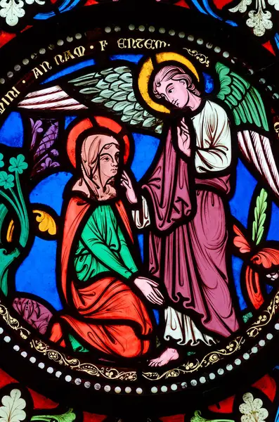 Sens, FRANCE - 10-15-2024: Kutsal Bakire Meryem 'e Başmelek Cebrail tarafından bildirilen lekeli cam (16. yüzyıl).