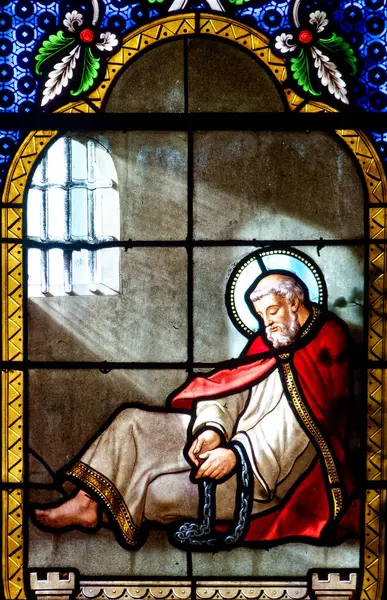 Avallon, FRANCE - 10-16-2024: Lekeli (19. yüzyıl) havari Peter 'in bir hapishane hücresine zincirlenmiş camı.