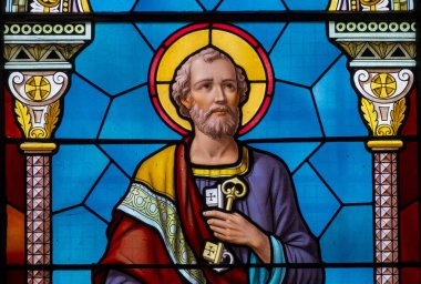 Saint-Chef, Fransa - 03-21-2025: Kilisenin anahtarlarına sahip Aziz Peter 'in leke camları (1912).