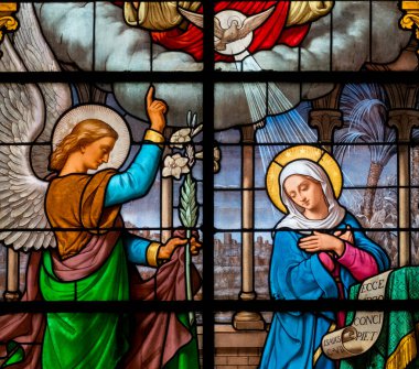 Palaiseau, Fransa - 03-24-2025: Başmelek Cebrail tarafından Kutsal Bakire Meryem 'e duyurulan lekeli cam (1930). Açıklama, 