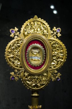 Paris, Fransa - 03-25-2025: Aziz Margaret Mary Alacoque veya Saint Marguerite Marie Alacoque 'un kalıntılarını içeren dinler. 