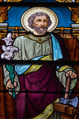 Paris, Fransa - 03-25-2025: Saint Joseph 'in atölyesindeki leke cam (19. yüzyıl).