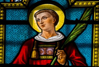 Mieussy, Fransa - 03-28-2025: Saint Protais 'nin lekeli camları (19. yüzyıl). Katolik Aziz..