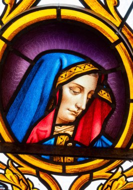 Marcellaz, Fransa - 03-28-2025: Bakire Meryem 'in yakın plan portresinin lekeli camları (1930).