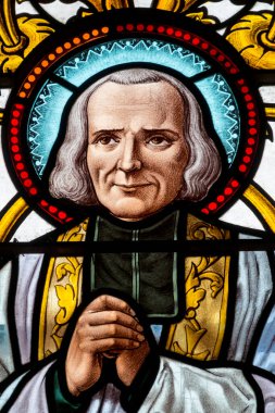 Marcellaz, Fransa - 03-28-2025: Aziz John Mary Vianney veya Aziz Jean-Marie Vianney 'in lekeli camları (1930), ayrıca Kutsal Cure d' Ars olarak da bilinir. Katolik Kilisesi 'nin azizi..