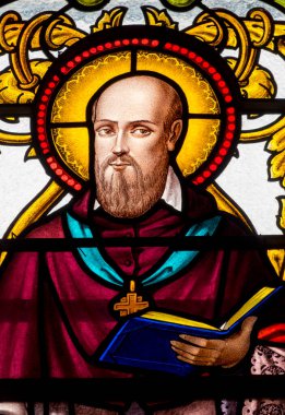 Marcellaz, Fransa - 03-28-2025: St. Francis de Sales veya Saint Francois de Sales 'in lekeli camları. Katolik Kilisesi 'nin doktoru, Ziyaret Tarikatı' nın kurucusu..