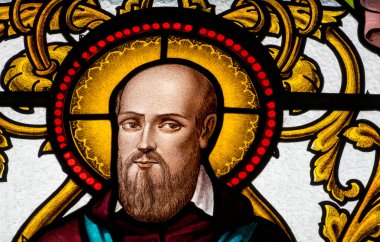 Marcellaz, Fransa - 03-28-2025: St. Francis de Sales veya Saint Francois de Sales 'in lekeli camları. Katolik Kilisesi 'nin doktoru, Ziyaret Tarikatı' nın kurucusu..