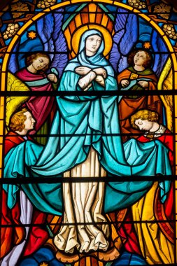 La Tour, Fransa - 03-28-2025: Cennette meleklerle birlikte Bakire Meryem 'in lekeli camları (1931).