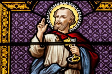 La Tour, Fransa - 03-28-2025: Kilisenin anahtarlarına sahip Aziz Petrus 'un leke camları (1931). 