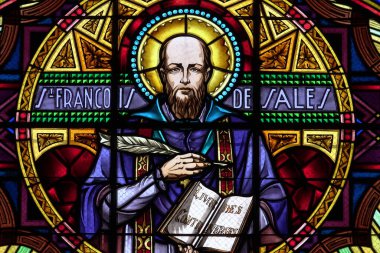 Mery, FRANCE - 10-06-2023: St. Francis de Sales veya Saint Francois de Sales 'in lekeli camları (19. yüzyıl). Katolik Kilisesi 'nin doktoru, Ziyaret Tarikatı' nın kurucusu.