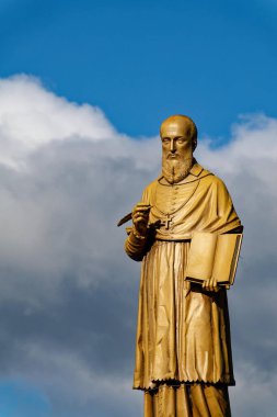 Viuz En Sallaz, FRANCE - 11-22-2023: St. Francis de Sales heykeli veya Saint Francois de Sales. Katolik Kilisesi 'nin doktoru, Ziyaret Tarikatı' nın kurucusu.