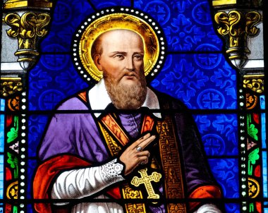 Annecy, FRANCE - 07-03-2024: St. Francis de Sales 'in lekeli camları ve bir güvercin. Katolik Kilisesi 'nin Aziz ve Doktoru