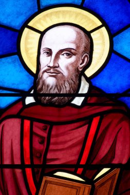 Annecy, FRANCE - 07-03-2024: St. Francis de Sales 'in lekeli camları ve bir güvercin. Katolik Kilisesi 'nin Aziz ve Doktoru