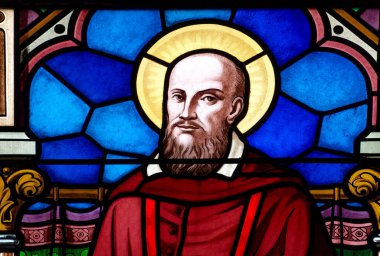 Annecy, FRANCE - 07-03-2024: St. Francis de Sales 'in lekeli camları ve bir güvercin. Katolik Kilisesi 'nin Aziz ve Doktoru