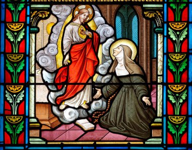 Annecy, FRANCE - 07-03-2024: St. Francis de Sales 'in lekeli camları ve bir güvercin. Katolik Kilisesi 'nin Aziz ve Doktoru