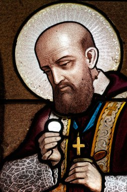 Annecy, FRANCE - 07-03-2024: St. Francis de Sales 'in lekeli camları ve bir güvercin. Katolik Kilisesi 'nin Aziz ve Doktoru