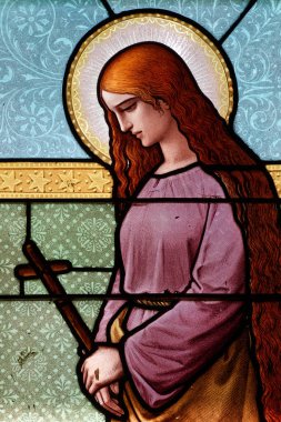 Satigny, Suisse - 06-28-2024: Saint Mary Magdalene 'in lekeli camları (19. yüzyıl). Katolik Aziz