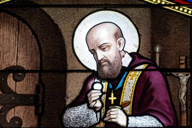 Annecy, FRANCE - 07-03-2024: St. Francis de Sales 'in lekeli camları ve bir güvercin. Katolik Kilisesi 'nin Aziz ve Doktoru