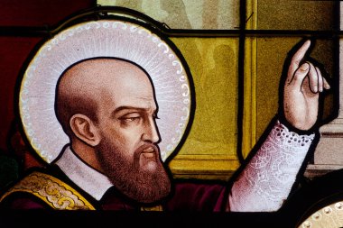 Annecy, FRANCE - 07-03-2024: St. Francis de Sales 'in lekeli camları ve bir güvercin. Katolik Kilisesi 'nin Aziz ve Doktoru