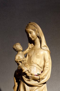 Annecy, FRANCE - 07-03-2024: St. Francis de Sales 'in lekeli camları ve bir güvercin. Katolik Kilisesi 'nin Aziz ve Doktoru
