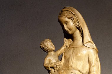 Annecy, FRANCE - 07-03-2024: St. Francis de Sales 'in lekeli camları ve bir güvercin. Katolik Kilisesi 'nin Aziz ve Doktoru