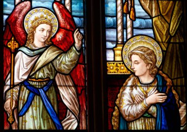 Annecy, FRANCE - 07-03-2024: St. Francis de Sales 'in lekeli camları ve bir güvercin. Katolik Kilisesi 'nin Aziz ve Doktoru