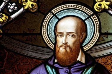 Vernier, SUISSE - 06-28-2024: St. Francis de Sales 'in lekeli camları (19. yüzyıl). Aziz ve Katolik Kilisesi Doktoru. Kutsal Meryem Tarikatı 'nın kurucusu.