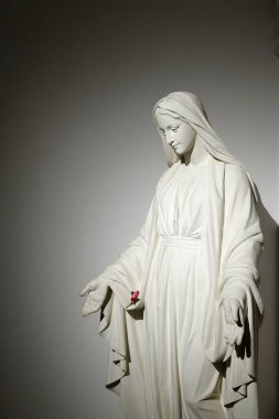 Chambarand, FRANCE - 07-05-2024: Bakire Meryem 'in Taş Heykeli.