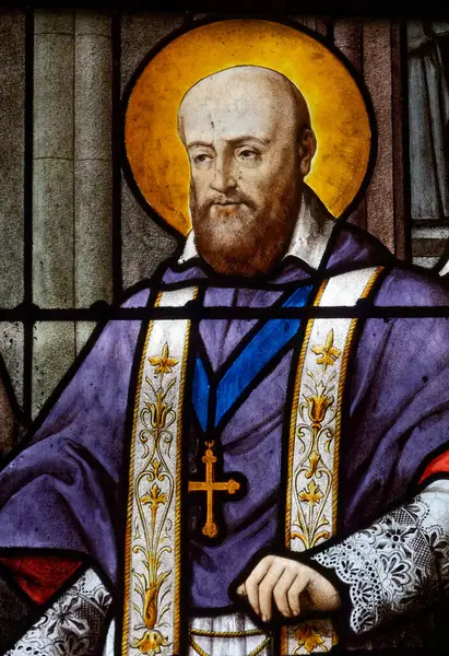 Paris, FRANCE - 10-22-2023: St. Francis de Sales veya Saint Francois de Sales 'in lekeli camları (17. yüzyıl). Katolik Kilisesi 'nin doktoru, Ziyaret Tarikatı' nın kurucusu.