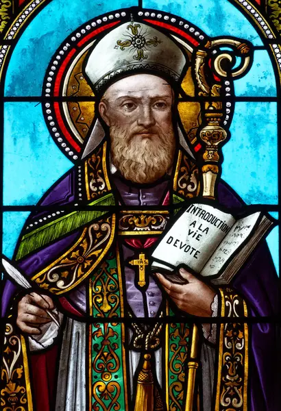 Niort, FRANCE - 06-13-2024: Franois de Sales, St. Francis de Sales 'in lekeli camları (19. yüzyıl) veya Saint Francois de Sales. Katolik Kilisesi 'nin doktoru, Ziyaret Tarikatı' nın kurucusu..