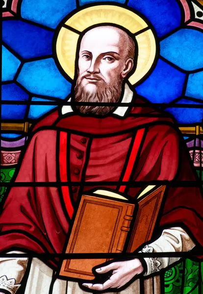 Annecy, FRANCE - 07-03-2024: St. Francis de Sales 'in lekeli camları ve bir güvercin. Katolik Kilisesi 'nin Aziz ve Doktoru